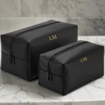 Zwarte toilettas heren gepersonaliseerd met gouden initialen reis essentials faux leer