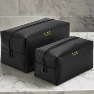 Zwarte toilettas heren gepersonaliseerd met gouden initialen reis essentials faux leer