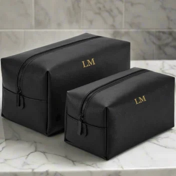 Zwarte toilettas heren gepersonaliseerd met gouden initialen reis essentials faux leer