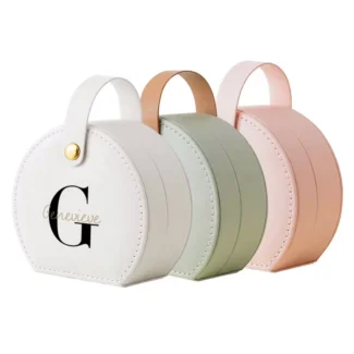 Chique Mini Sieradentasje Wit - Compact Doosje met Gouden Knop en Monogram Design
