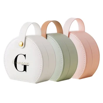 Chique Mini Sieradentasje Wit - Compact Doosje met Gouden Knop en Monogram Design