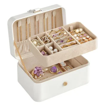 Witte compacte sieradenbox met een gepersonaliseerd design in goud, roségoud of zwart. 2-laags organizer met velvet voering.