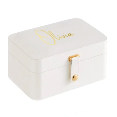Witte compacte sieradenbox met de naam 'Olivia' in gouden letters. Luxe 2-laags organizer met vakverdeling.