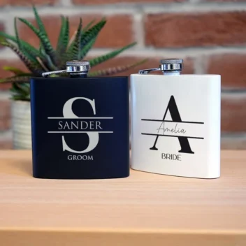 Royal Split Monogram Gepersonaliseerde Heupfles Set Bride & Groom in Zwart en Wit