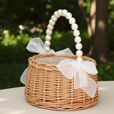 Handgeweven rieten bloemenmandje met parels en strikken handvat voor bloemenmeisje bruiloft, diameter 16,5 cm