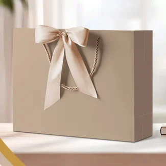 Luxe champagnekleurige cadeautas van karton met lint en handvatten – ideaal voor bruiloften en geschenken