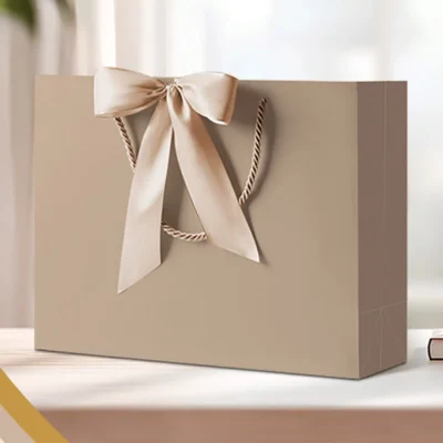 Luxe champagnekleurige cadeautas van karton met lint en handvatten – ideaal voor bruiloften en geschenken