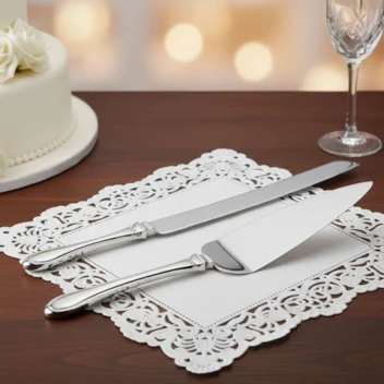 Verzilverde taartsnijset 'Crystal Wave', bestaande uit een taartmes en taartschep, getoond in een open, met satijn beklede geschenkdoos