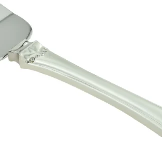 Close-up van het verzilverde handvat van de 'Crystal Wave' taartsnijset, waarop de ring met schitterende, ingelegde kristallen duidelijk te zien is