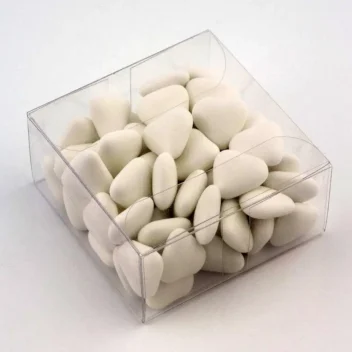 klein, transparant kunststof geschenkdoosje van 6x6x3 cm, gevuld om het gebruik als product- of cadeauverpakking te laten zien