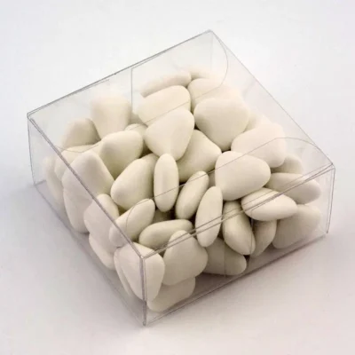 klein, transparant kunststof geschenkdoosje van 6x6x3 cm, gevuld om het gebruik als product- of cadeauverpakking te laten zien