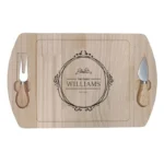 Gepersonaliseerde familie kaasplank met klassiek ornament design, The Family Williams EST. 2025 gravure, houten kaasplank met 2 messen