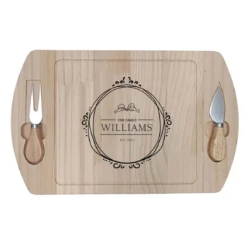 Gepersonaliseerde familie kaasplank met klassiek ornament design, The Family Williams EST. 2025 gravure, houten kaasplank met 2 messen