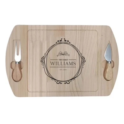 Gepersonaliseerde familie kaasplank met klassiek ornament design, The Family Williams EST. 2025 gravure, houten kaasplank met 2 messen