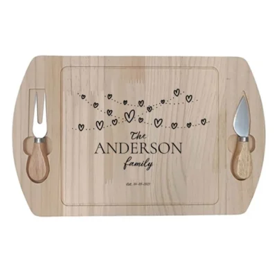 Gepersonaliseerde romantische kaasplank met zwevende hartjes design, The Anderson family est. 06.14.2019 gravure, kaasplank met messen