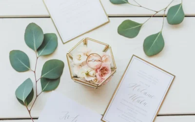 Glazen ringdoosje als modern alternatief voor ringkussen op trouwfoto