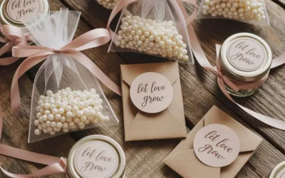 Een sfeervolle verzameling van betaalbare trouwbedankjes, zoals organza zakjes met snoep en gepersonaliseerde items, die er luxe uitzien