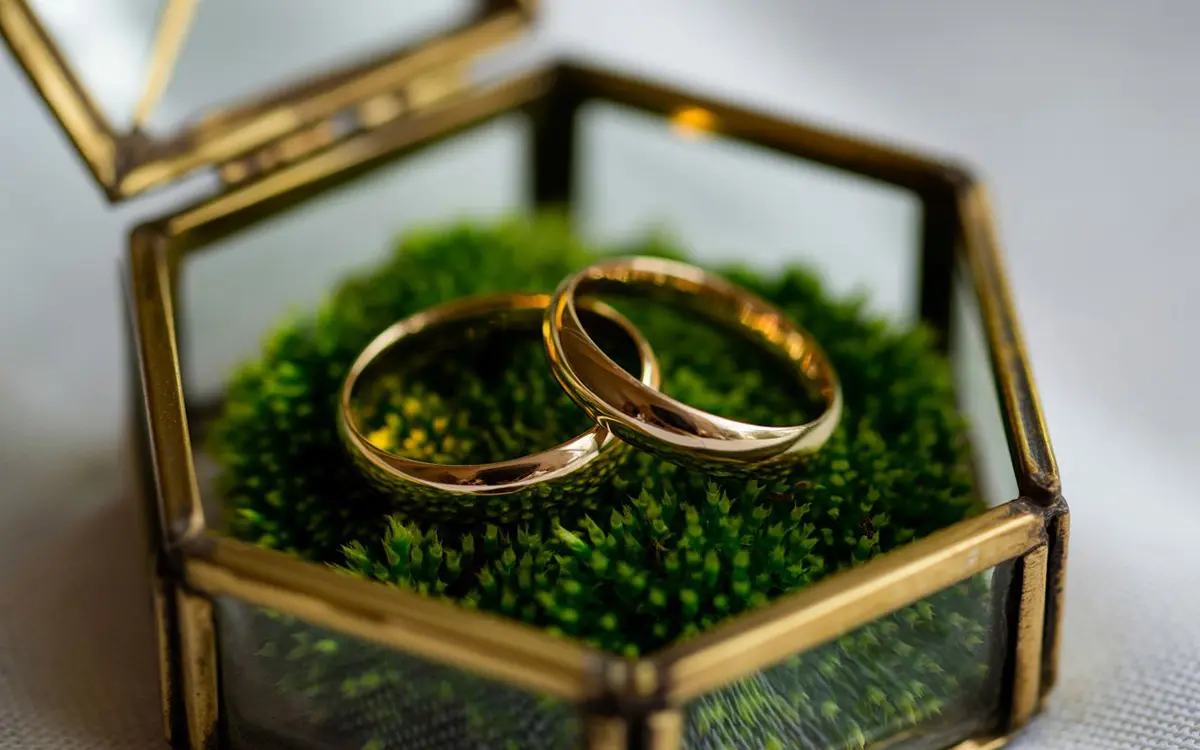 fotogeniek glazen ringdoosje goud