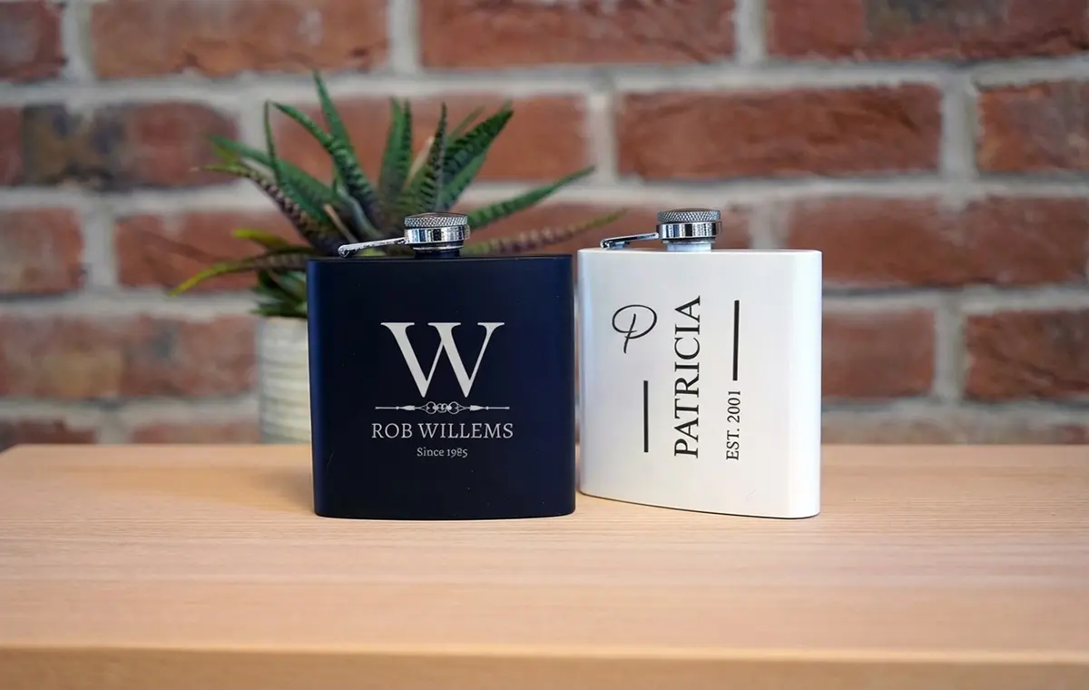 gepersonaliseerde heupfles naam gravure zwart wit