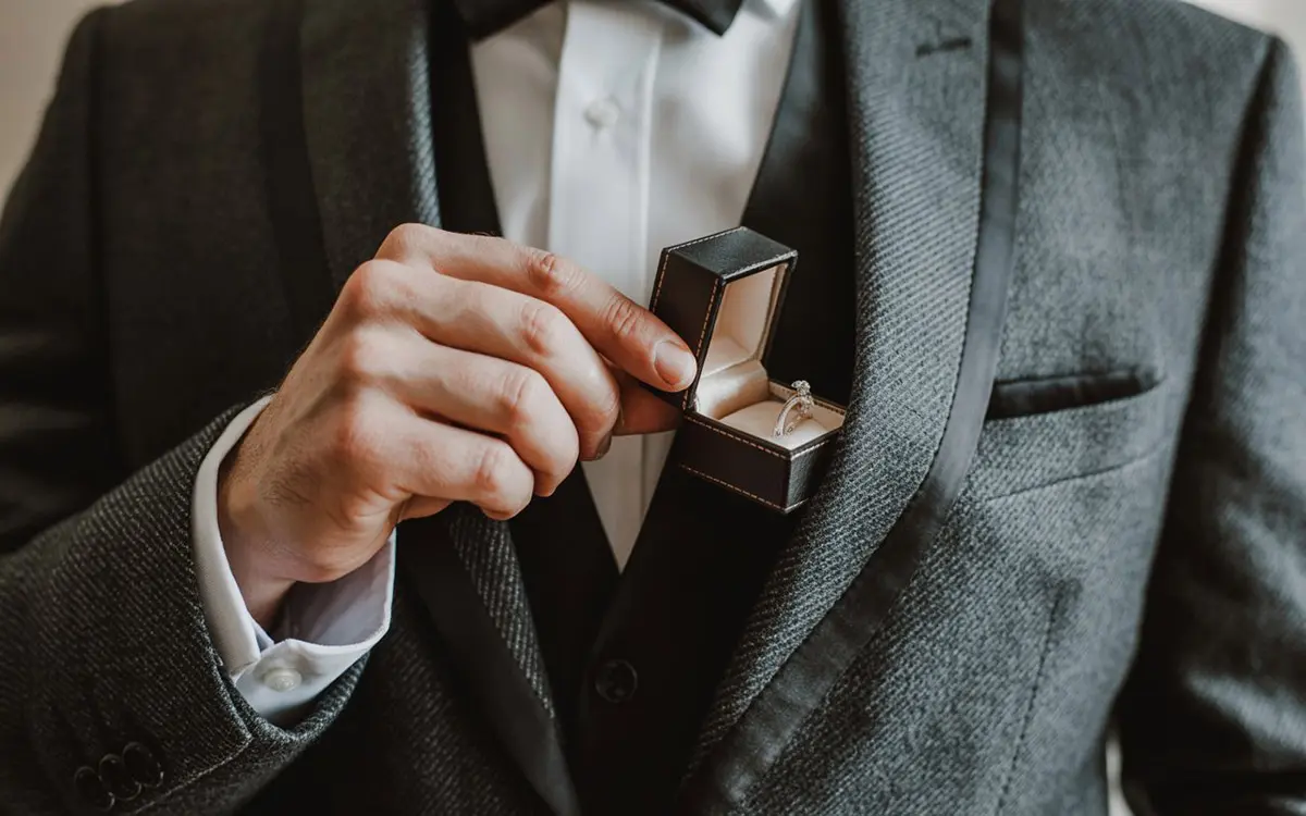 getuige pakt ringdoosje binnenzak