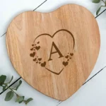 Kaasplank hart monogram beukenhout 24x22cm gepersonaliseerd laser gravering initiaal luxe geschenkdoos FSC gecertificeerd