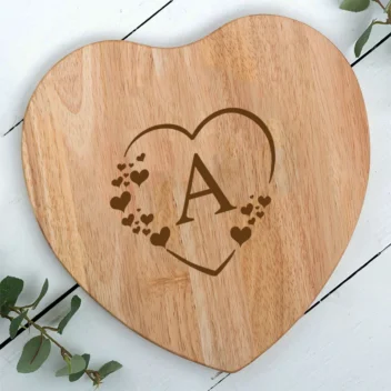 Kaasplank hart monogram beukenhout 24x22cm gepersonaliseerd laser gravering initiaal luxe geschenkdoos FSC gecertificeerd