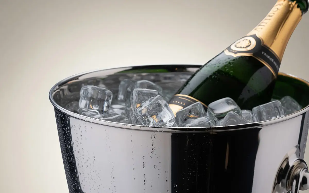 Champagne koelen in ijsemmer