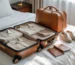 Open luxe koffer op bed met kleding en gepersonaliseerde reisaccessoires voor de honeymoon