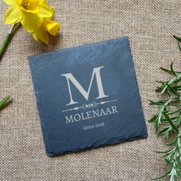 Set van 6 leistenen onderzetters in bamboe houder, gegraveerd met monogram, naam en 'Since' jaartal.