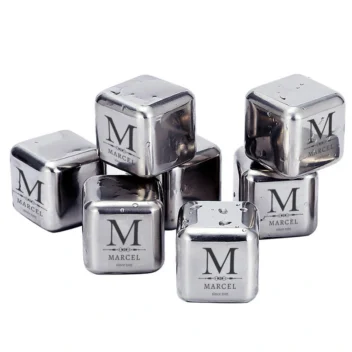 Set van 8 gepersonaliseerde roestvrijstalen whisky stenen in bewaardoos, gegraveerd met monogram en naam.