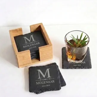 Set van 6 leistenen onderzetters gegraveerd met monogram, familienaam "Molenaar" en Since-jaartal, in bamboe houder