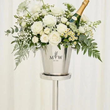 Luxe champagnekoeler op hoge voet met gepersonaliseerde gravure en elegante standaard