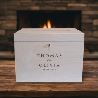 Houten enveloppendoos Olivia gepersonaliseerd met luxe gravure namen en datum