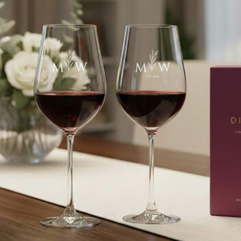 Set van twee kristallen rode wijnglazen met naam en datum voor een 25 of 50 jarig jubileum in luxe geschenkdoos.