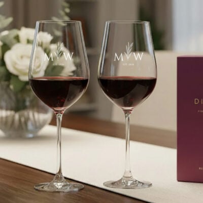 Set van twee kristallen rode wijnglazen met naam en datum voor een 25 of 50 jarig jubileum in luxe geschenkdoos.