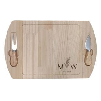 XXL houten serveerplank met een verfijnde 'Botanical Initials' gravure in het midden, waarbij twee initialen worden verbonden door een elegant botanisch takje.