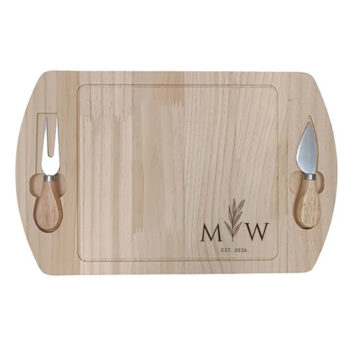 XXL houten serveerplank met een verfijnde 'Botanical Initials' gravure in het midden, waarbij twee initialen worden verbonden door een elegant botanisch takje.