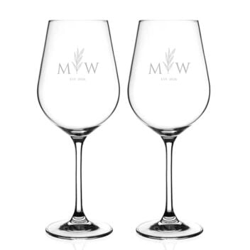 Gepersonaliseerd rood wijnglas met verfijnde 'Botanical Initials' gravure, perfect voor een stijlvol jubileum.