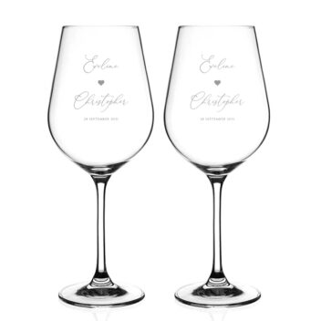 Prestigieus rood wijnglas met een iconisch groot wit-mat 'Bold Statement' monogram en volledige namen.