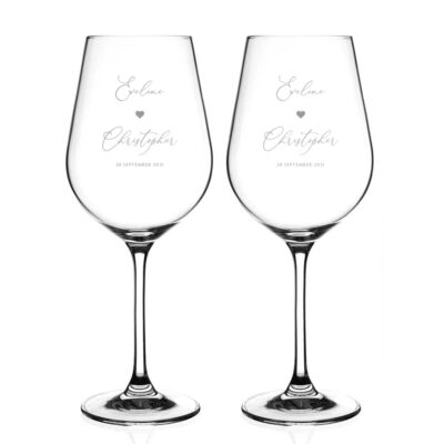 Prestigieus rood wijnglas met een iconisch groot wit-mat 'Bold Statement' monogram en volledige namen.