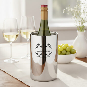 Luxe rvs wijnkoeler met een gedetailleerde 'Heritage Crest' gravure en trouwdatum.
