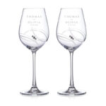 Gepersonaliseerd kristallen wijnglas ingelegd met Swarovski® kristallen en een moderne wit-matte Urban Chic gravure.