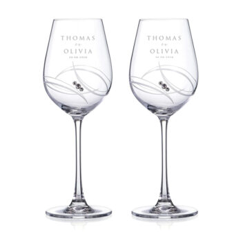 Gepersonaliseerd kristallen wijnglas ingelegd met Swarovski® kristallen en een moderne wit-matte Urban Chic gravure.