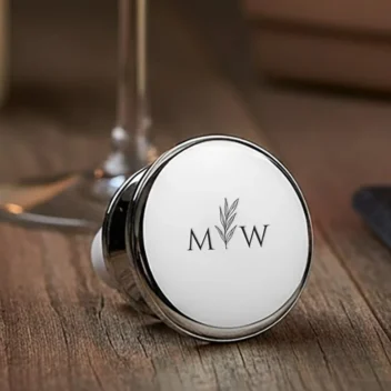 Luxe ronde verzilverde wijnstop met een verfijnde 'Botanical Initials' gravure: twee initialen verbonden door een elegant botanisch takje.
