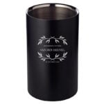Luxe zwarte wijnkoeler met een gedetailleerde 'Heritage Crest' gravure en trouwdatum.