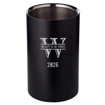 Krachtige zwarte wine chiller met een groot, iconisch 'Bold Statement' monogram