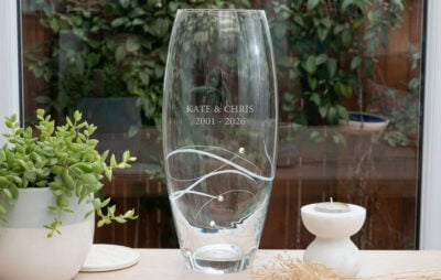 Gepersonaliseerde kristallen vaas met Swarovski kristallen en gravure als luxe cadeau voor 25 jaar getrouwd