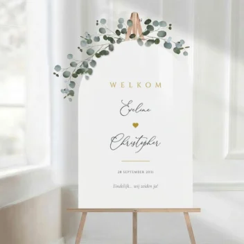 Wit acryl arch welkomstbord Love Heart op houten ezel met eucalyptus, gepersonaliseerd met namen en datum
