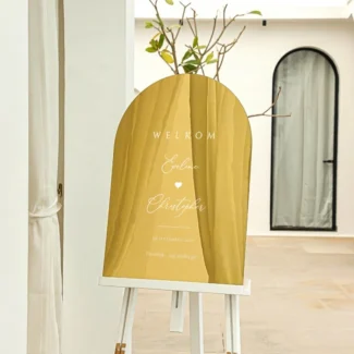 Arch welkomstbord Love Heart gold mirror op witte ezel mediterraanse setting, gepersonaliseerd met namen en datum