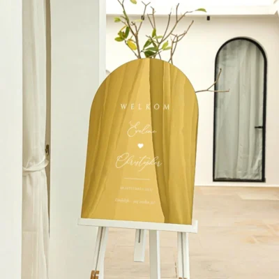 Arch welkomstbord Love Heart gold mirror op witte ezel mediterraanse setting, gepersonaliseerd met namen en datum
